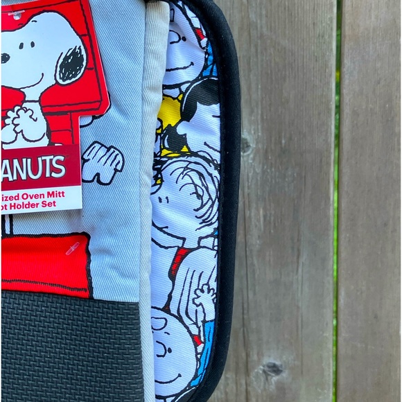 Peanuts Snoopy Oversized Oven Mitt & Pot Holder Set - Picture 4 of 6